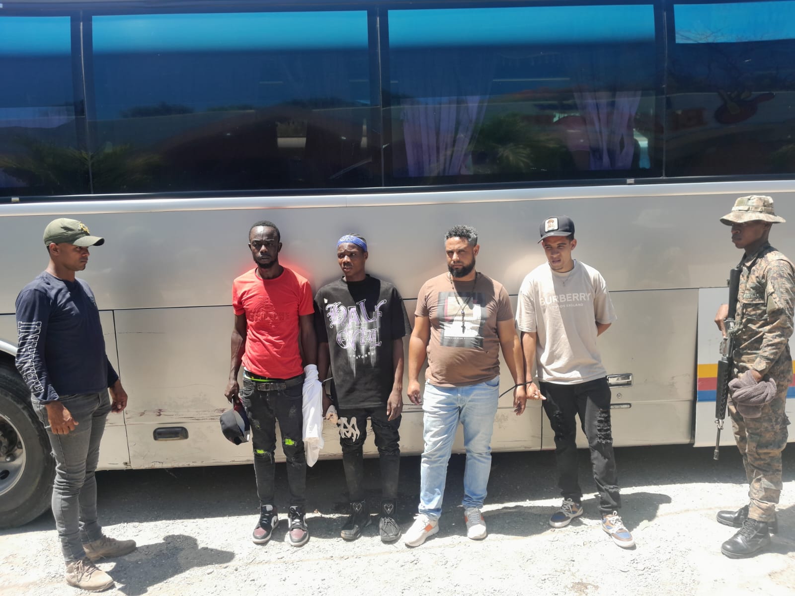 El chofer y el cobrador de un autobús de transporte público fueron detenidos en Azua por miembros del Ejército de República Dominicana, cuando escondían debajo del piso del vehículo a dos nacionales haitianos indocumentados.