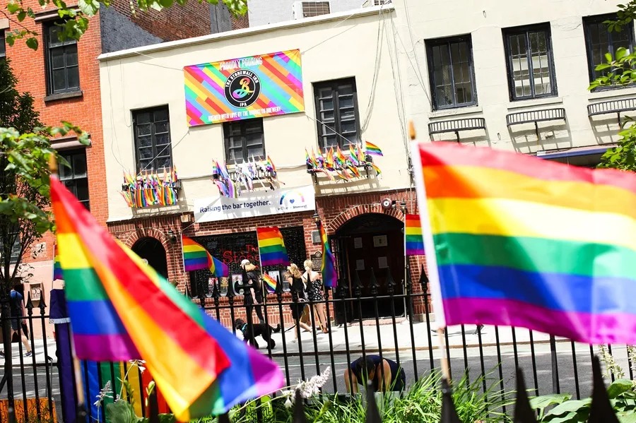 Lo que debía ser una jornada de celebración, alegría y resistencia para la comunidad LGBTQI en Nueva York terminó con violencia e incertidumbre. Un tiroteo registrado la noche del domingo en Greenwich Village, muy cerca del icónico bar Stonewall Inn, dejó al menos dos personas heridas, una de ellas en estado crítico.