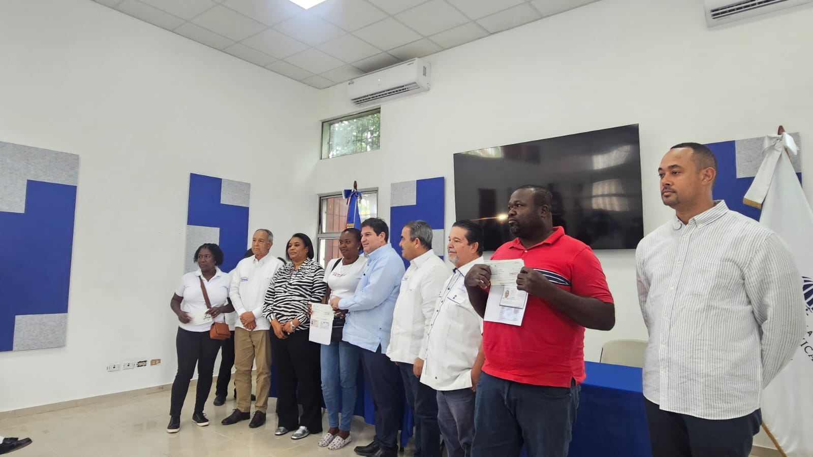 La Dirección General de Ganadería (DIGEGA) realizó este lunes la entrega formal de RD$80 millones en cheques a 29 productores porcinos de las provincias que forman la región Cibao Central, como parte del plan de compensación a quienes resultaron afectados por la peste porcina africana (PPA).
