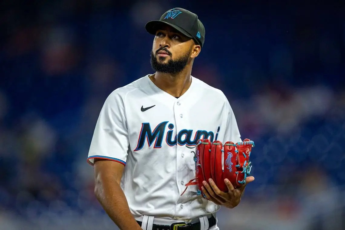 El regreso a la élite de Sandy Alcántara continúa tomando forma. El lanzador dominicano volvió a ofrecer una actuación sólida desde el montículo y fue figura en la victoria 5-3 de los Marlins sobre los Bravos de Atlanta, con la que Miami se quedó con la serie en el loanDepot park, algo que no conseguía desde septiembre de 2023.