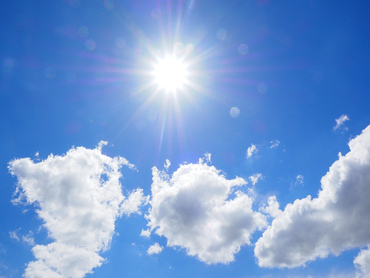 Este jueves el Instituto Dominicano de Meteorología (Indomet) para este informa que seguiremos bajo la influencia del sistema anticiclónico, además de una masa de aire con menor contenido de humedad y de partículas de polvo del Sahara, por lo cual, predominará un cielo soleado y calimoso (opaco de aspecto grisáceo), sin precipitaciones relevantes.