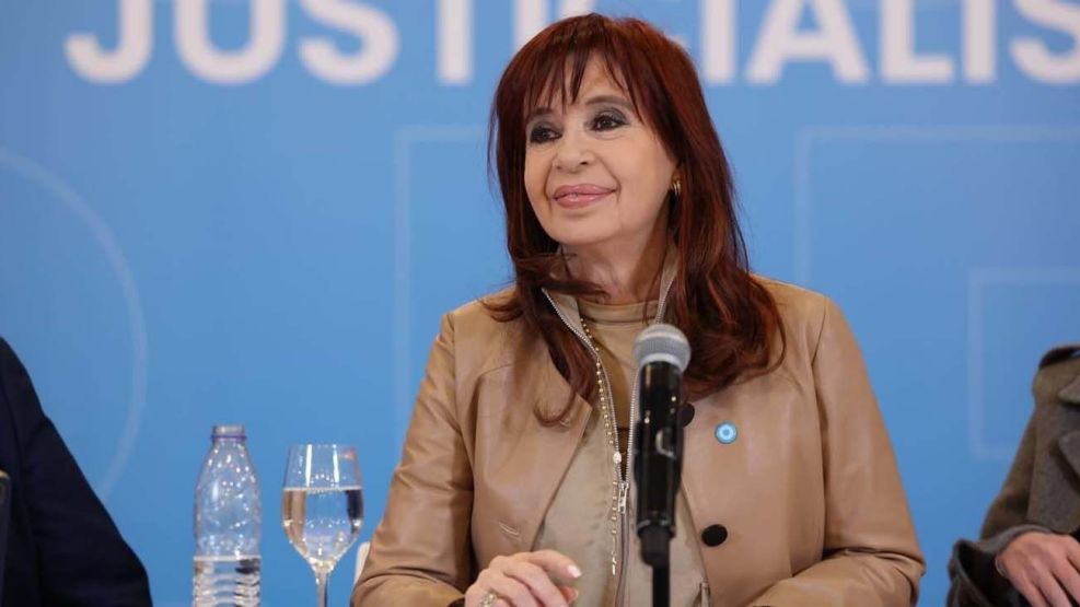 La ex presidenta argentina Cristina Fernández (2007-2015) aseguró este viernes que el próximo 18 de junio se presentará ante la Justicia para empezar a cumplir su condena de seis años de prisión y de inhabilitación perpetua para ejercer cargos públicos, ratificada el martes pasado por la Corte Suprema.