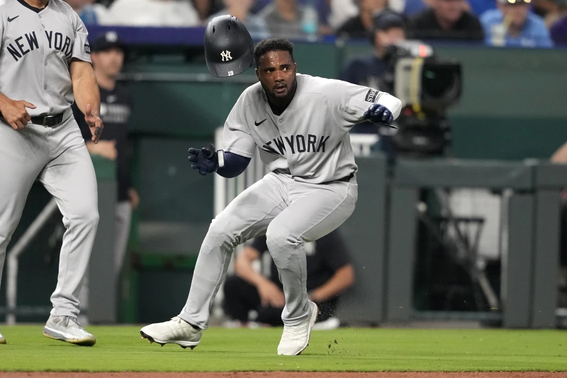 El dominicano Pablo Reyes protagonizó la jugada más electrizante de la noche al anotar la única carrera del partido en la octava entrada, guiando a los Yankees de Nueva York a una victoria 1-0 sobre los Reales de Kansas City. Con el triunfo, el equipo neoyorquino completó la barrida de tres juegos y dejó su récord perfecto de 6-0 ante los Reales en la campaña 2025.