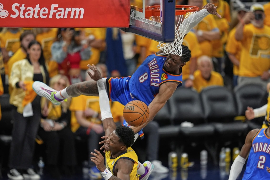 En una noche cargada de tensión y drama en Indianápolis, Shai Gilgeous-Alexander se convirtió en el héroe del Thunder de Oklahoma City al anotar 15 de sus 35 puntos en el último cuarto, guiando a su equipo a una remontada de 10 puntos en la segunda mitad para imponerse 111-104 sobre los Pacers de Indiana e igualar 2-2 las Finales de la NBA.