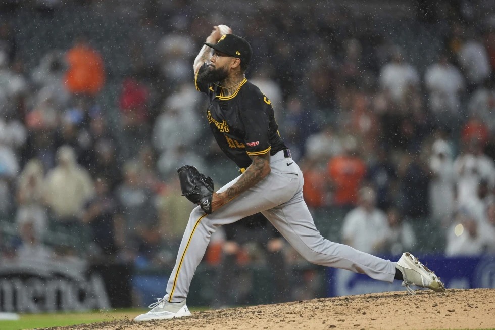 El lanzador dominicano Dennis Santana se vio envuelto en un incidente en el bullpen del Comerica Park durante el séptimo episodio del Juego 2 de la doble cartelera entre los Piratas de Pittsburgh y los Tigres de Detroit, cuando trató de golpear a un espectador que, según Santana, “se pasó la raya”.
