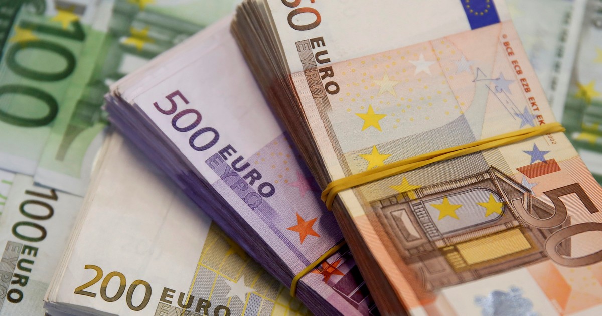 El precio del euro hoy 26 de junio del 2025 en República Dominicana presenta ligeras variaciones entre las principales entidades bancarias del país. Las tasas de compra y venta reflejan el comportamiento del mercado cambiario local frente a la moneda europea, con un promedio que oscila entre los RD$66.50 y RD$72.10 por euro.