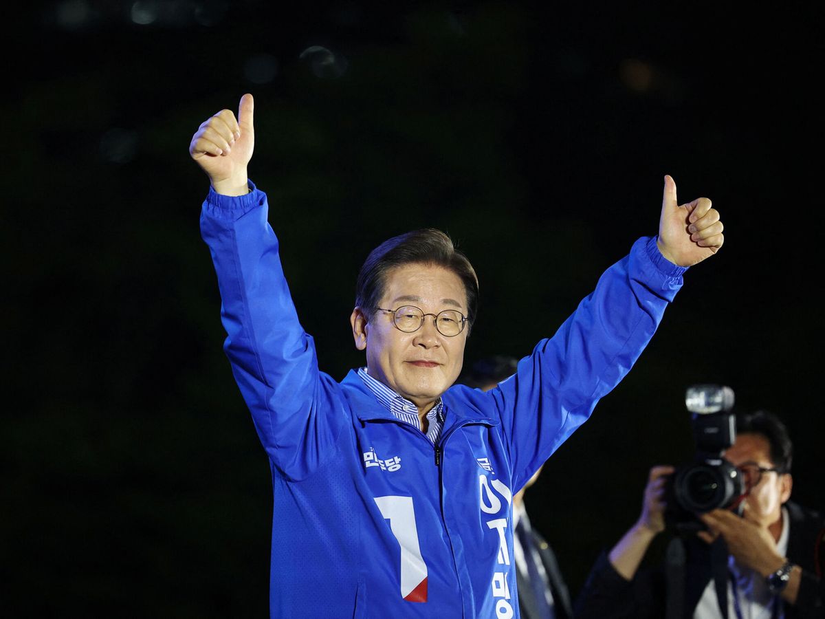 Los primeros sondeos divulgados tras el cierre de los colegios electorales en Corea del Sur este martes sitúan al opositor Lee Jae-myung como claro ganador de las presidenciales, con un 51,7 % de los votos, seguido por el conservador Kim Moon-soo, con un 39,3 %, según la encuesta conjunta de las emisoras locales KBS, SBS y MBC.