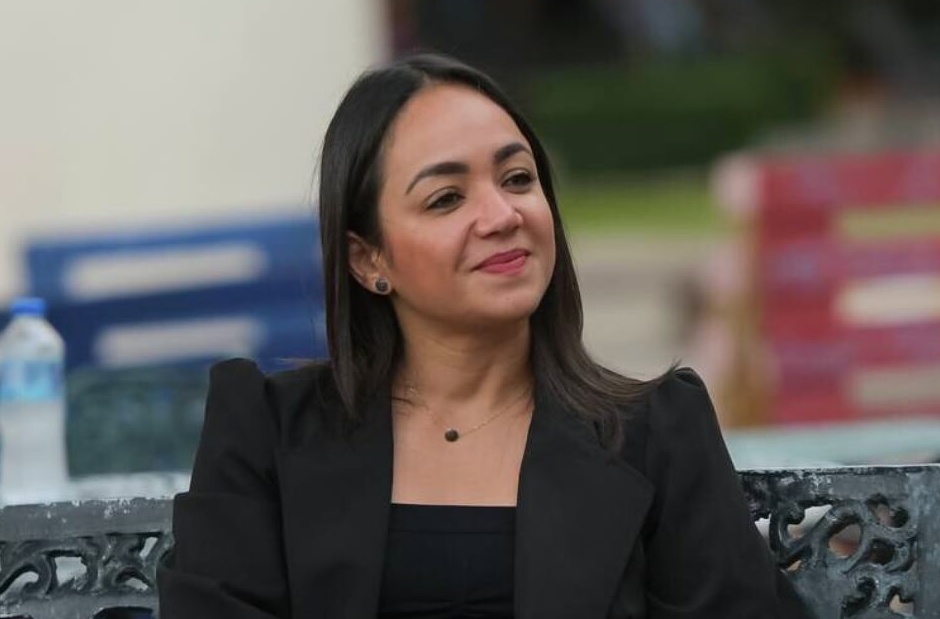 La ministra de Interior y Policía, Faride Raful, depositó una querella penal contra Ingrid Altagracia Jorge Pérez, conocida como "La Torita", por alegada difamación e injuria, en la que reclama una indemnización de 50 millones de pesos por los daños y perjuicios causados a su honor, imagen y estabilidad emocional.
