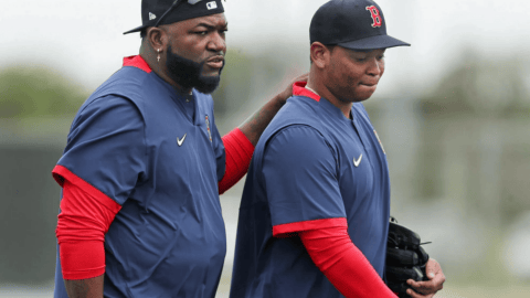 El legendario toletero dominicano y miembro del Salón de la Fama, David Ortiz, encendió las redes sociales al referirse de manera directa y sin rodeos a su compatriota Rafael Devers, tras la reciente foto que lo muestra compartiendo con Barry Bonds en su nueva etapa con los Gigantes de San Francisco.