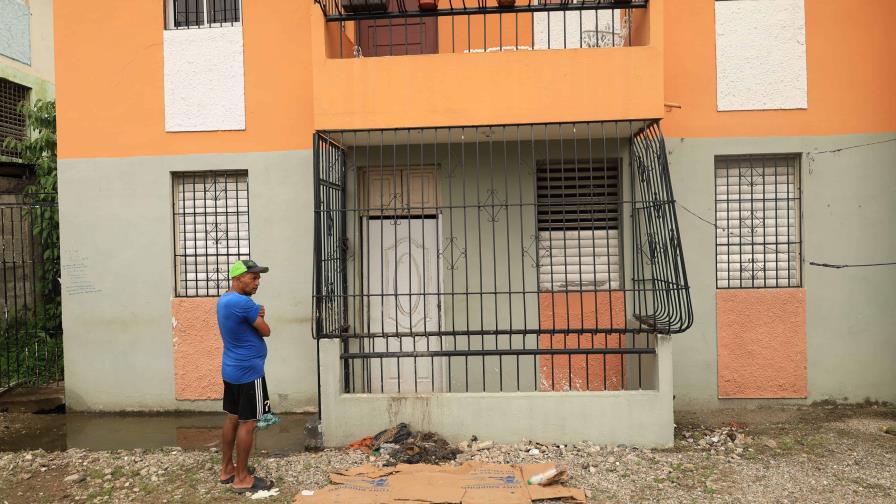 Una mujer convivió durante más de 15 días con el cuerpo sin vida de su hermano en una vivienda del sector Lavapiés, en San Cristóbal, hasta que el fuerte olor de la descomposición alertó a los vecinos, quienes dieron parte a las autoridades.