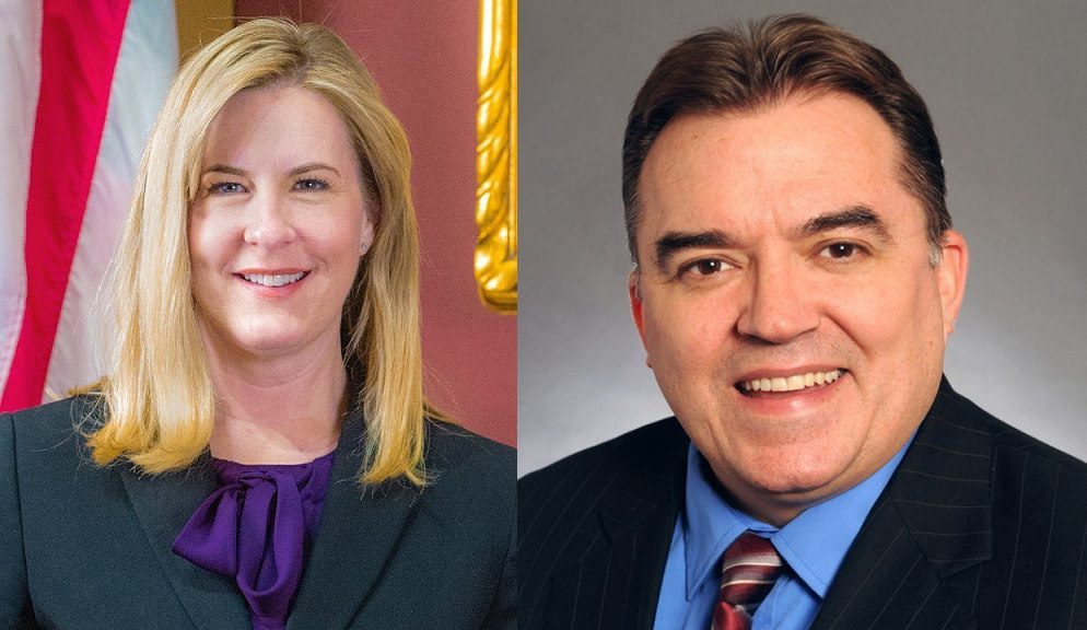  Una ola de violencia política sacudió este sábado al estado de Minnesota, luego de que dos legisladores estatales fueran tiroteados en sus hogares en hechos distintos ocurridos en el norte del área metropolitana de Minneapolis. La representante estatal Melissa Hortman, del Partido Demócrata, fue asesinada a tiros junto a su esposo en su residencia de Champlin. En un ataque separado, el senador estatal John Hoffman y su esposa resultaron heridos por disparos en su casa de Brooklyn Park.