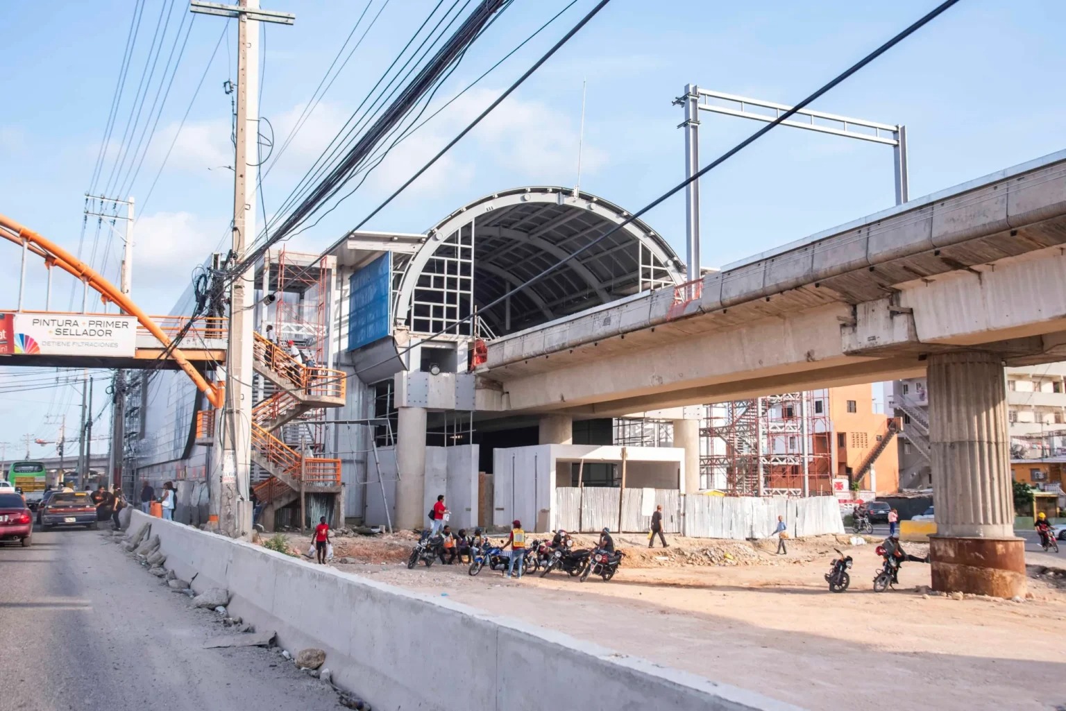  La Oficina de Atención Permanente de Santo Domingo Oeste impuso 12 meses de prisión preventiva a tres imputados por el supuesto robo de cables eléctricos de una empresa contratista de la segunda línea del metro de Santo Domingo, además de imponer una garantía económica a unos dos.