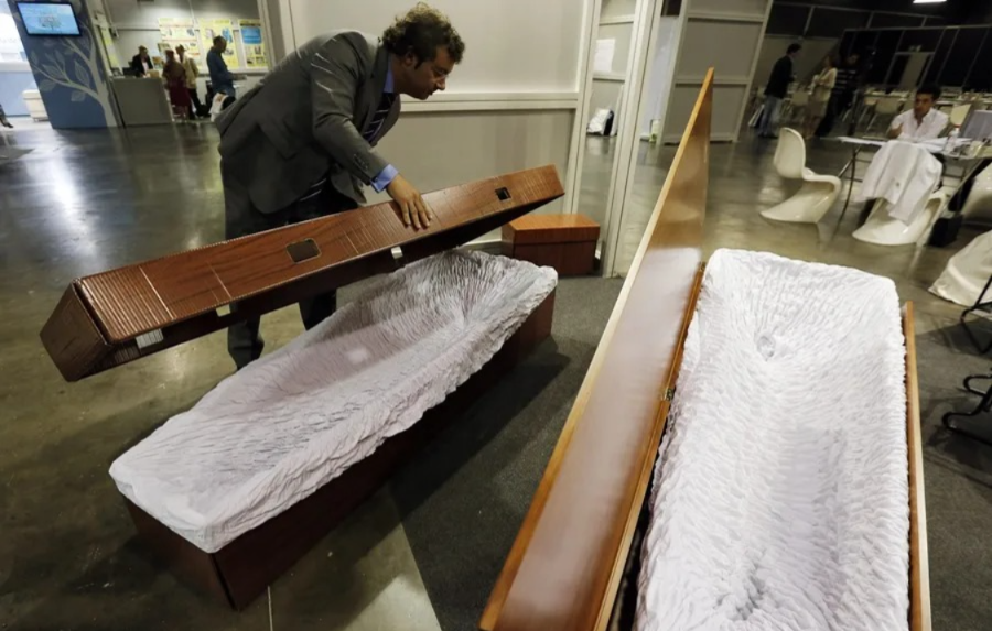 Una médico forense de la República Checa es investigada por delito de negligencia tras dar por muerta a una mujer de 88 años, que luego se despertó estando ya introducida en el ataúd, informó este lunes el diario ‘Pravo’.