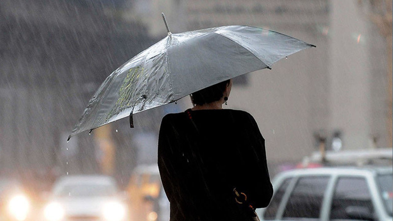 Aunque la vaguada que incide sobre el territorio nacional se mantiene activa, sus efectos estarán limitados este jueves debido al bajo contenido de humedad en la masa de aire, según el informe del Instituto Dominicano de Meteorología (INDOMET) Esto permitirá un ambiente mayormente soleado con nubes dispersas, aunque no se descartan chubascos aislados y tronadas esporádicas en horas de la tarde.