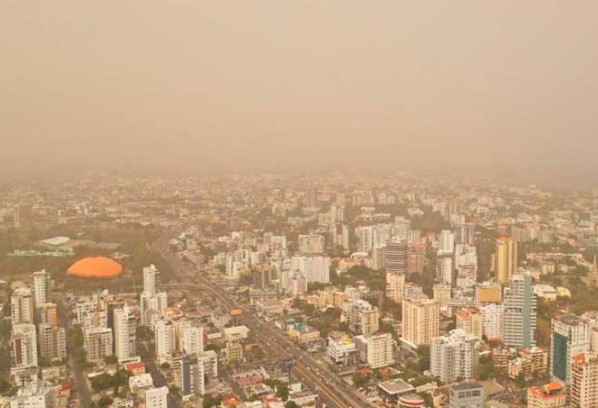 Una gigantesca nube de polvo del Sahara, con más de 60 veces el tamaño de República Dominicana, se desplaza sobre el Atlántico con dirección al Caribe, comenzará a afectar el país desde este viernes y podría extenderse seis días, informó el analista meteorológico Jean Suriel.