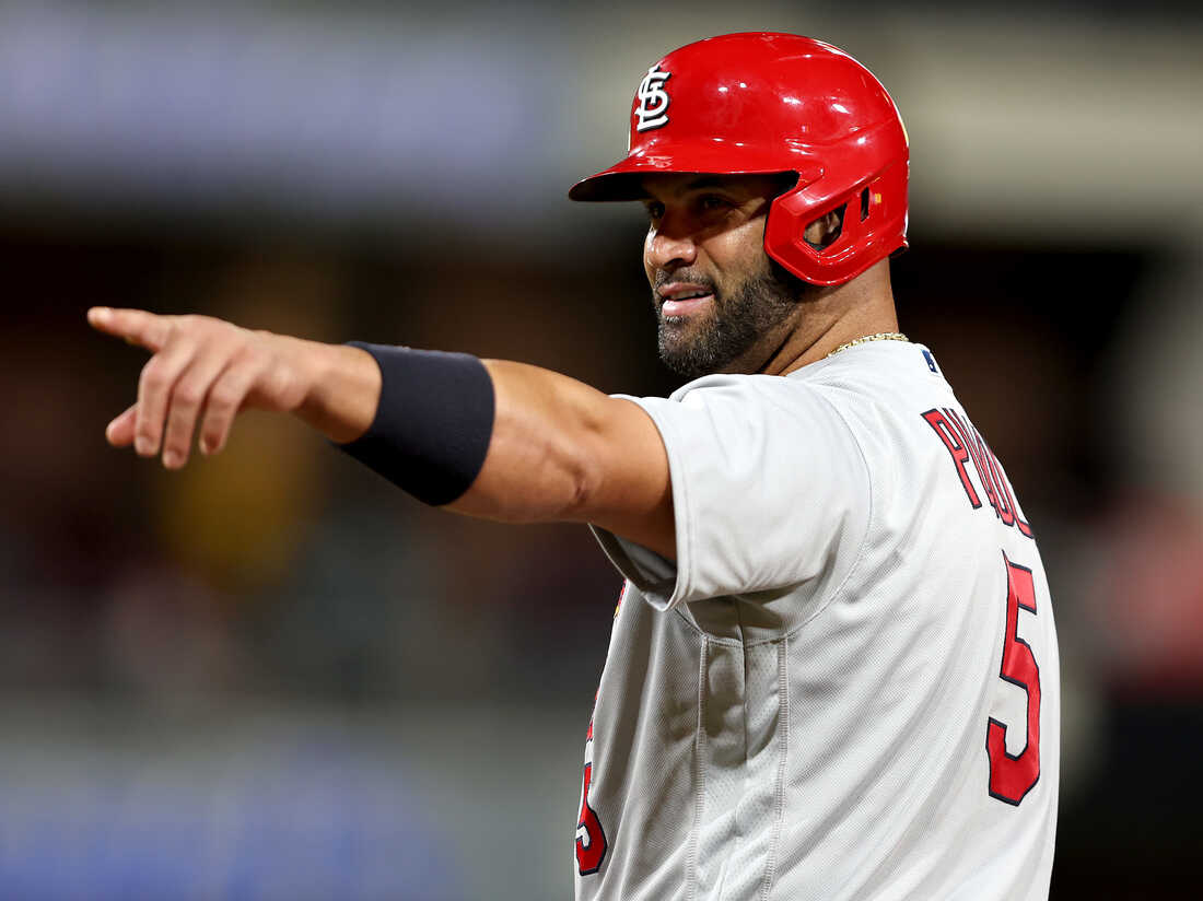 Solo cinco peloteros dominicanos han logrado una de las hazañas ofensivas más notables en las Grandes Ligas: conectar 30 o más cuadrangulares antes de la pausa del Juego de Estrellas. Un selecto grupo compuesto por Sammy Sosa, Albert Pujols, David Ortiz, Alex Rodríguez y José Bautista ha dejado su huella entre los grandes toleteros en la historia del béisbol.