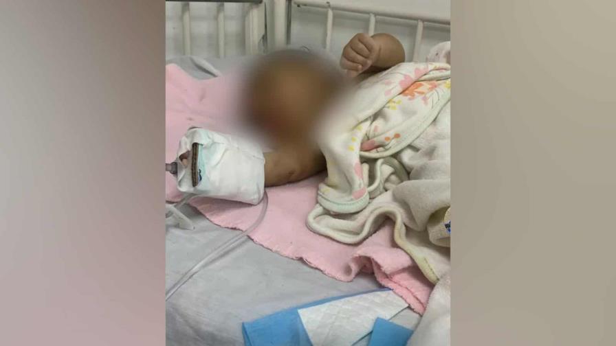 Un hombre identificado como Jonathan Brito denunció este martes que su hija, una bebé de apenas un mes de nacida, sufrió maltrato físico presuntamente a manos de su expareja, Angelina Vázquez Sosa, de 18 años, madre de la menor, en el municipio Miches, provincia El Seibo. 