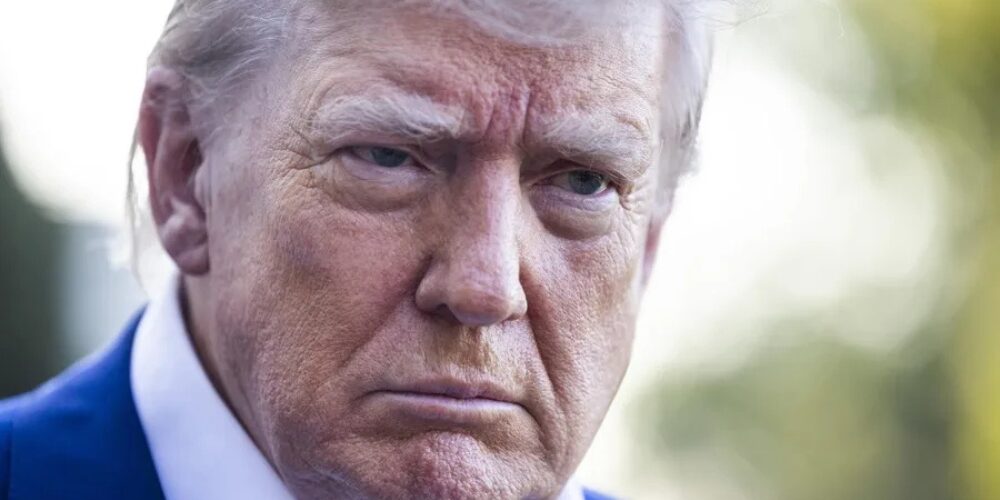 El presidente de Estados Unidos, Donald Trump, firmó este lunes un memorando para endurecer la política estadounidense en Cuba y restringir ciertas transacciones financieras y de viaje.