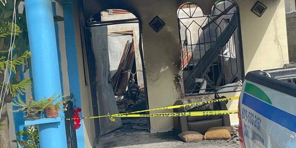 Cinco personas murieron calcinadas la noche del lunes durante un incendio que destruyó una casa en el callejón Los Susos del sector Don Pedro en Santiago.