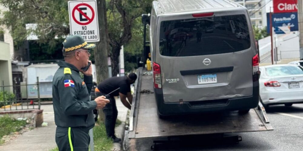 La Dirección General de Seguridad de Tránsito y Transporte Terrestre (Digesett), en coordinación con el Intrant y ParqueateRD, inició el martes 1 de julio el operativo NO Estacione  del plan nacional RD se Mueve, enfocado en la regulación y fiscalización de los vehículos mal estacionados en las principales vías del país.