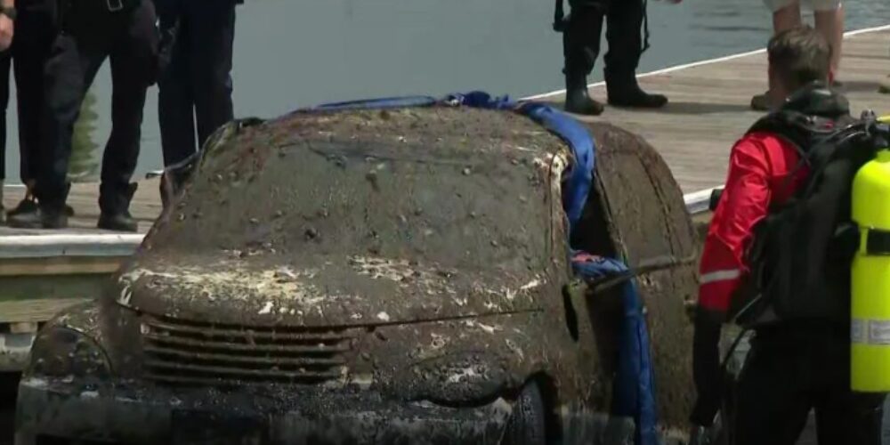 - Un equipo de buceo especializado en buscar desaparecidos por todo el mundo halló restos humanos en el interior de un vehículo sumergido en una playa de Long Island (Nueva York).