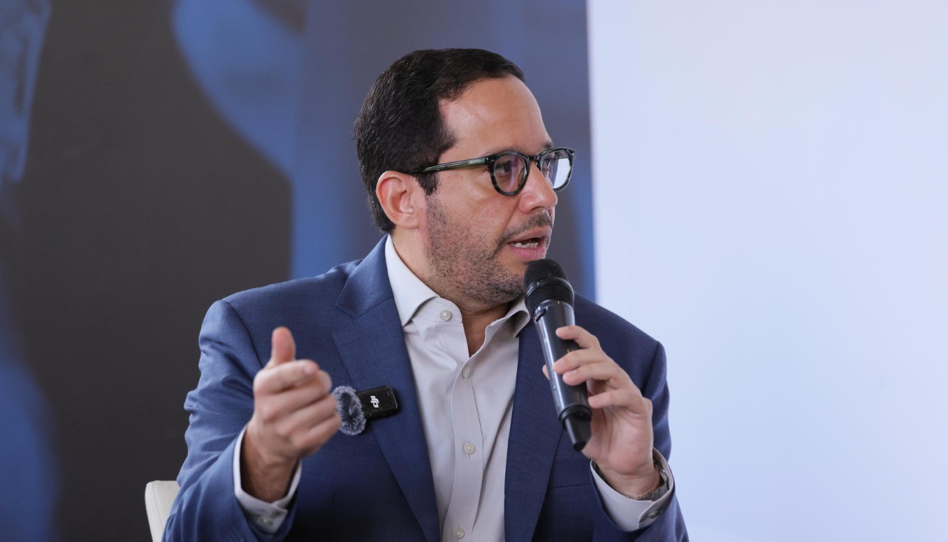 El ministro de Administración Pública, Sigmund Freud, defendió la planificación del Gobierno para la implementación de los nuevos horarios laborales para los empleados del sector público, a fin de reducir el descongestionamiento vehicular en el Gran Santo Domingo en el marco del plan “RD se Mueve”.