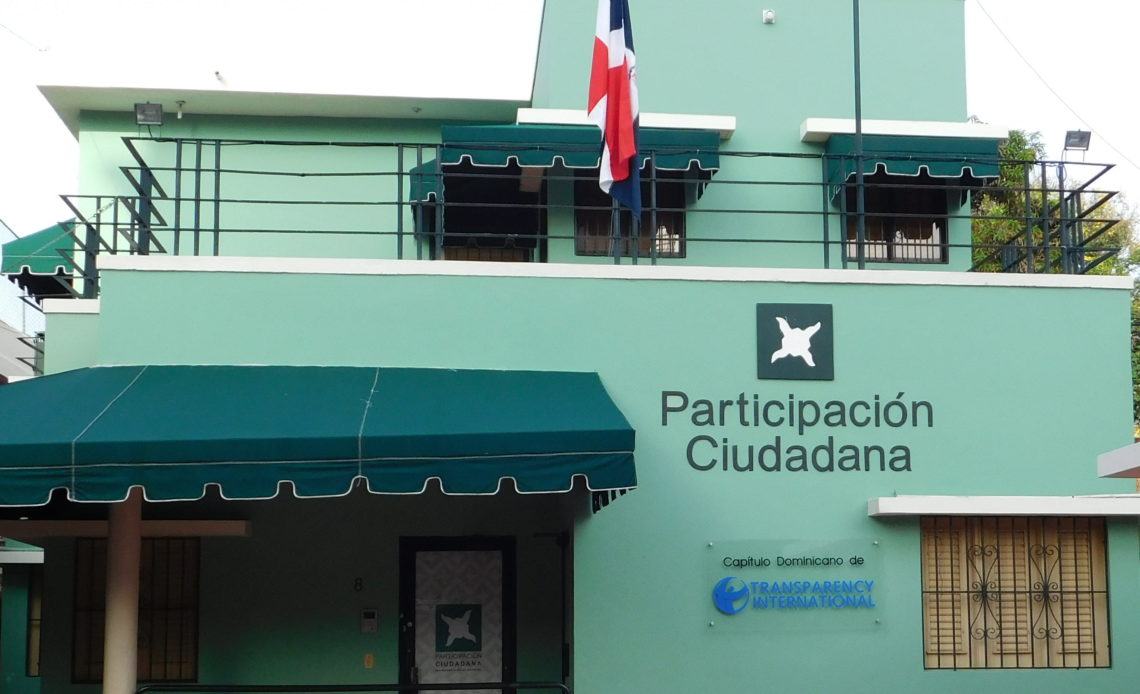 Participación Ciudadana, capítulo dominicano de Transparencia Internacional, al analizar el gasto en publicidad del gobierno dominicano durante el primer cuatrimestre de 2024, encontró que el mismo alcanzó cifras históricas, al sextuplicar su monto respecto al año anterior, pasando de RD$491 millones en el primer cuatrimestre de 2023 a RD$3,121 millones en el mismo período de 2024. En el 2025, aunque se reduce a RD$2,445 millones, sigue siendo muy superior al valor registrado en el 2023.