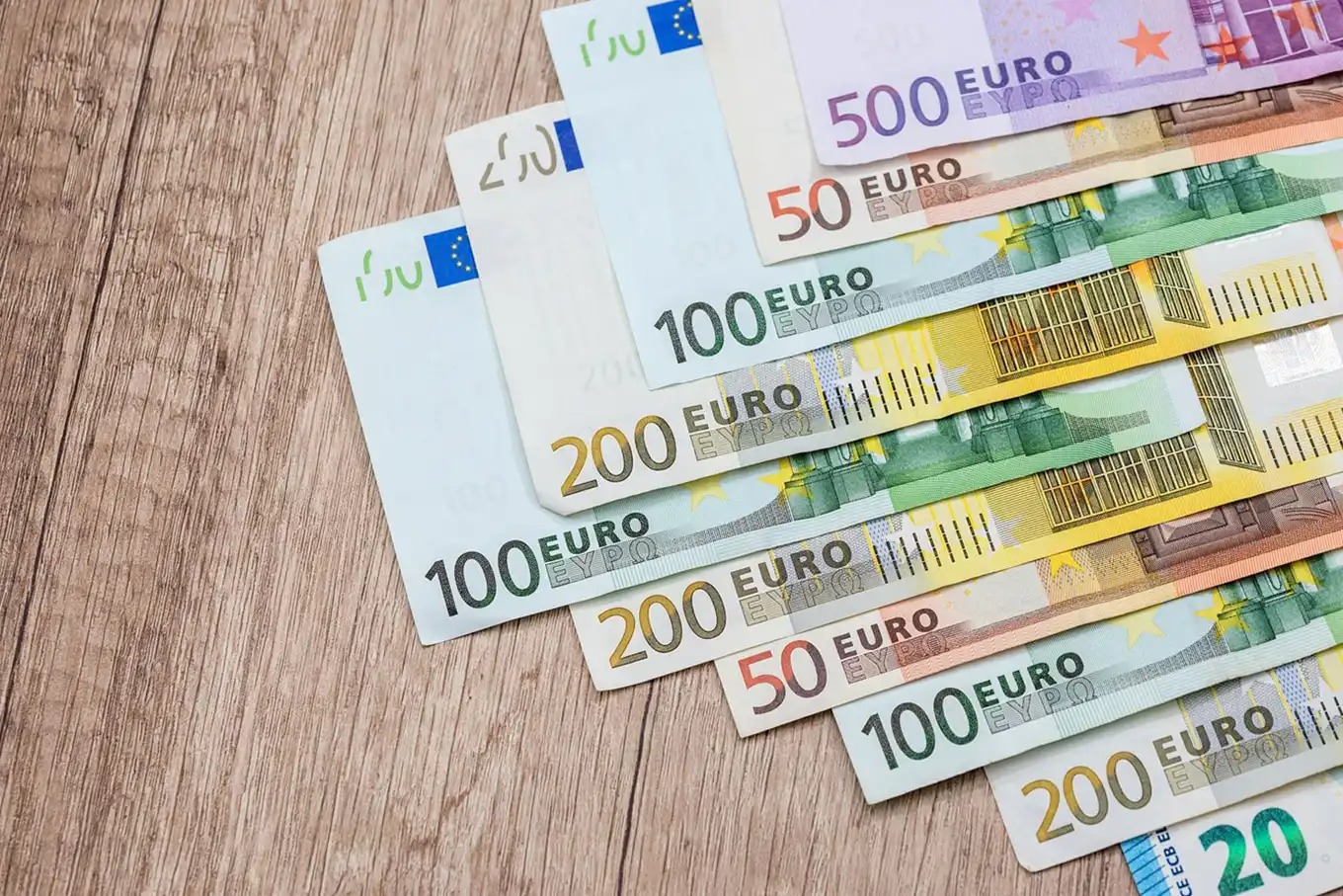 Este martes 1 de julio de 2025, el euro mantiene su tendencia estable por encima de los RD$72.00 para la venta en la mayoría de las entidades bancarias de República Dominicana, mientras la compra ronda entre RD$67.50 y RD$69.00, según las tasas oficiales publicadas por los principales bancos del país.