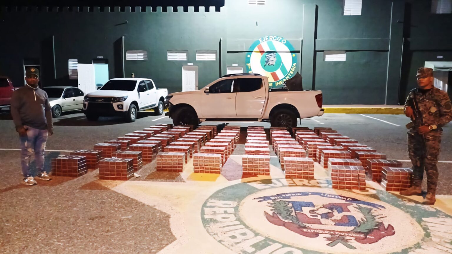 Miembros del Ejército de República Dominicana retuvieron una camioneta con un contrabando de 380 mil cigarrillos en la comunidad Los Gajitos, Distrito Municipal Sabaneta, provincia San Juan de la Maguana.