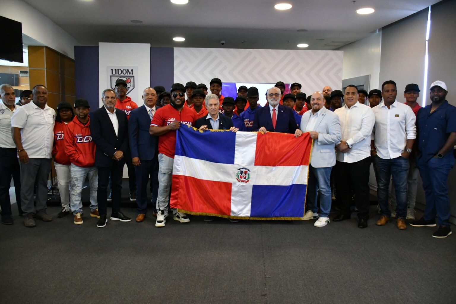 La Liga de Béisbol Profesional de la República Dominicana (LIDOM) realizó este martes el acto de abanderamiento del equipo que representará al país en la Serie del Caribe Kids 2025, durante una ceremonia celebrada en la sede de la liga.