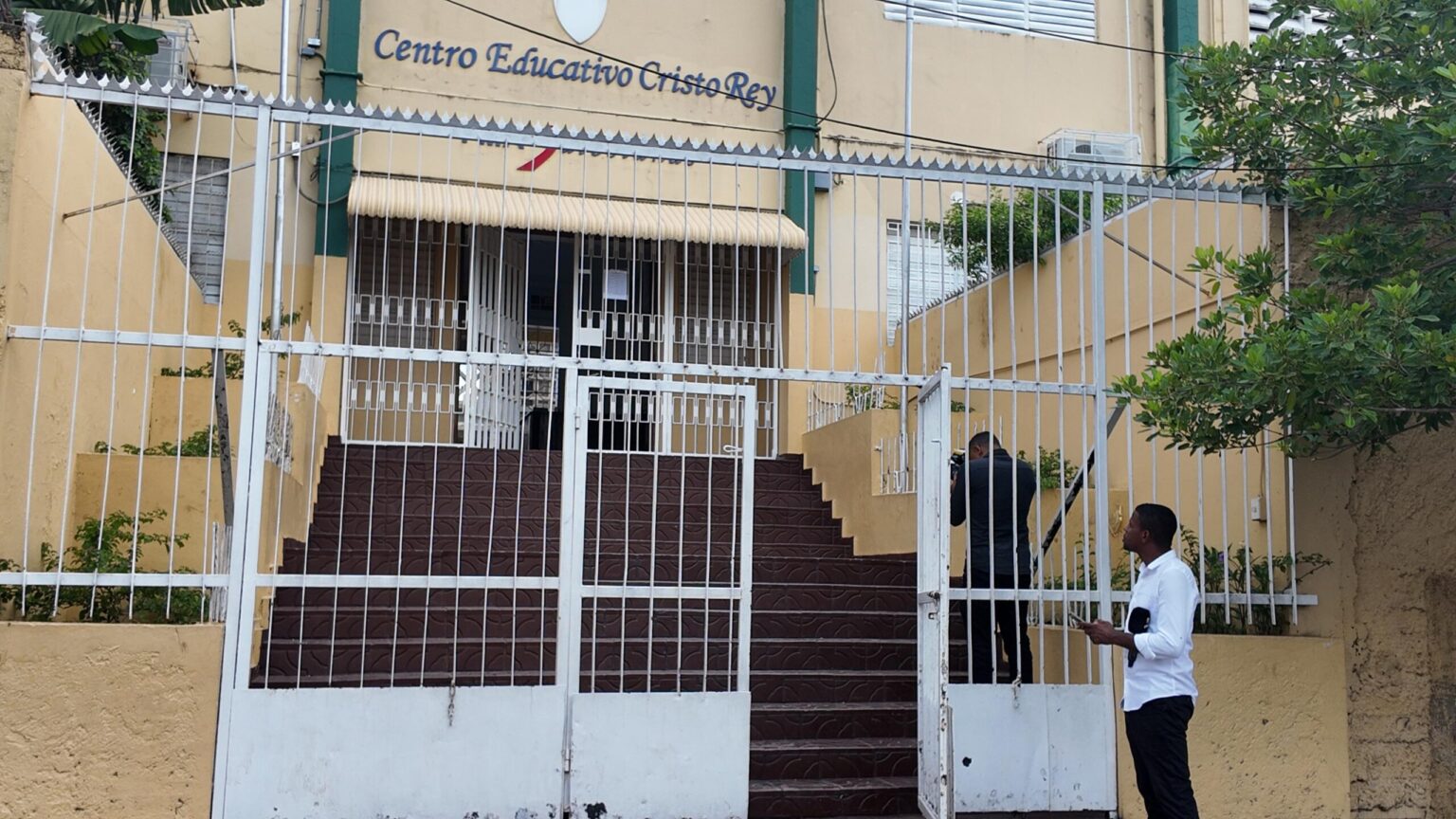 La comunidad educativa de la Escuela Parroquial Cristo Rey continúa en pie de lucha. Un día después de realizar una marcha pacífica por las calles del sector Cristo Rey, en el Distrito Nacional, padres, madres y docentes alzaron su voz nuevamente este miércoles para exigir la terminación del centro educativo, cuya construcción permanece paralizada desde hace más de nueve meses.