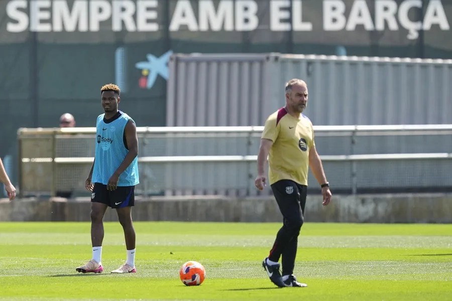 El delantero Ansu Fati ha renovado con el Barcelona hasta el 30 de junio de 2028 y disputará la próxima temporada como cedido en el Mónaco, que se guardará una opción de compra, según han confirmado este martes ambos clubes.